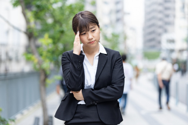 めまいに悩む女性の写真